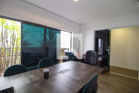 Casa de condomínio para alugar com 720m², 4 quartos e 15 vagasSala de TV