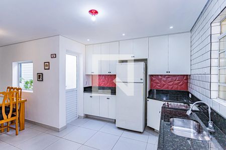 Casa à venda com 170m², 3 quartos e 2 vagas Casa à venda com 170m², 3 quartos e 2 vagasCozinha e copa