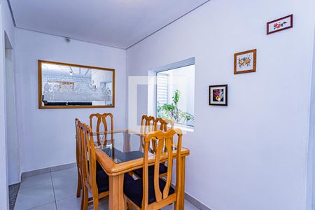 Casa à venda com 170m², 3 quartos e 2 vagas Casa à venda com 170m², 3 quartos e 2 vagasCozinha e copa