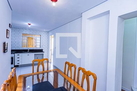 Casa à venda com 170m², 3 quartos e 2 vagas Casa à venda com 170m², 3 quartos e 2 vagasCozinha e copa