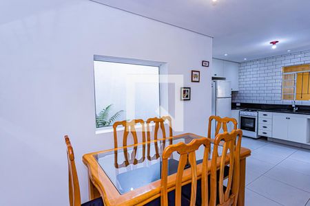 Casa à venda com 170m², 3 quartos e 2 vagas Casa à venda com 170m², 3 quartos e 2 vagasCozinha e copa