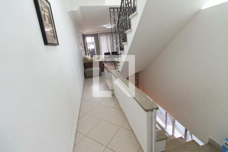 Casa à venda com 250m², 3 quartos e 1 vaga Casa à venda com 250m², 3 quartos e 1 vagaEscadas