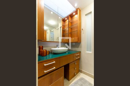 Casa de condomínio à venda com 250m², 3 quartos e 2 vagasBanheiro da Suíte 1