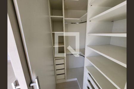Casa de condomínio para alugar com 285m², 3 quartos e 4 vagas Casa de condomínio para alugar com 285m², 3 quartos e 4 vagasCloset da suíte 2