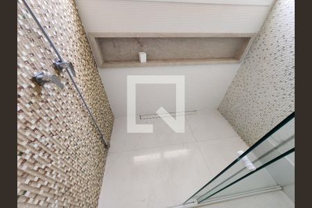 Casa de condomínio para alugar com 285m², 3 quartos e 4 vagas Casa de condomínio para alugar com 285m², 3 quartos e 4 vagasBanheiro da Suíte 1