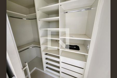 Casa de condomínio para alugar com 285m², 3 quartos e 4 vagas Casa de condomínio para alugar com 285m², 3 quartos e 4 vagasCloset da suíte 2