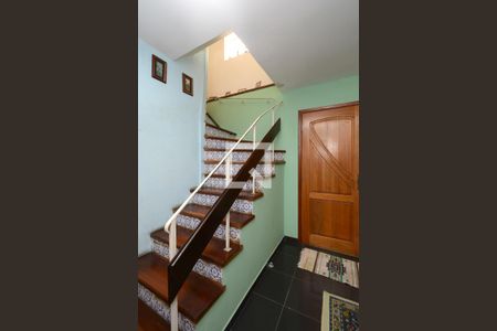 Casa à venda com 125m², 2 quartos e 2 vagasEscada