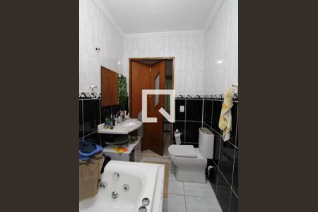 Casa à venda com 200m², 3 quartos e 4 vagasBanheiro da Suíte 2