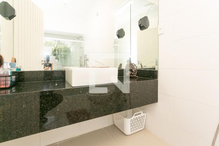 Casa à venda com 180m², 2 quartos e 2 vagasBanheiro da Suite 2