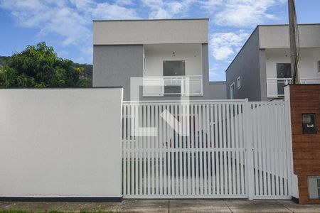 Casa à venda com 105m², 3 quartos e 1 vaga Casa à venda com 105m², 3 quartos e 1 vagaFachada