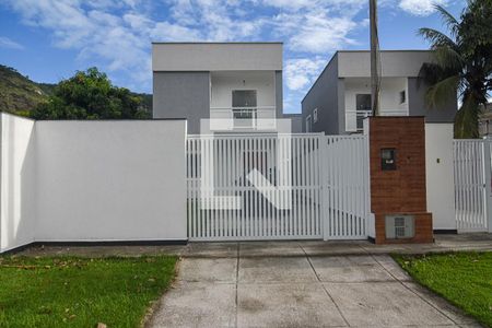 Casa à venda com 105m², 3 quartos e 1 vaga Casa à venda com 105m², 3 quartos e 1 vagaFachada