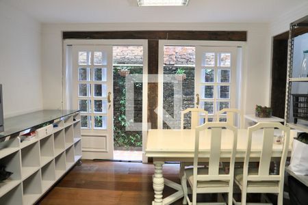 Casa à venda com 520m², 5 quartos e 5 vagas Casa à venda com 520m², 5 quartos e 5 vagasEscritório