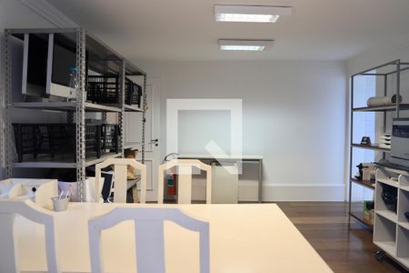 Casa à venda com 520m², 5 quartos e 5 vagas Casa à venda com 520m², 5 quartos e 5 vagasEscritório