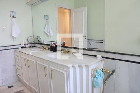 Casa à venda com 520m², 5 quartos e 5 vagas Casa à venda com 520m², 5 quartos e 5 vagasBanheiro da Suíte 2