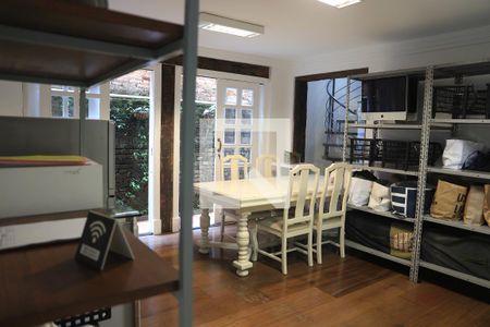 Casa à venda com 520m², 5 quartos e 5 vagas Casa à venda com 520m², 5 quartos e 5 vagasEscritório