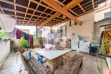 Casa à venda com 40m², 5 quartos e sem vaga Casa à venda com 40m², 5 quartos e sem vagaVaranda