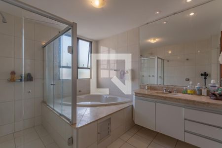 Apartamento à venda com 243m², 4 quartos e 2 vagasBanheiro Suíte