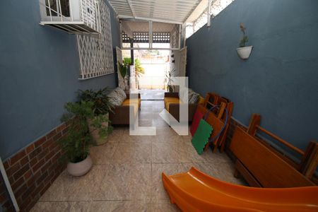 Casa à venda com 300m², 3 quartos e 2 vagasQuintal - Corredor lateral