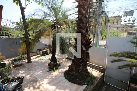 Casa à venda com 300m², 3 quartos e 2 vagasQuintal - Frente e Jardim