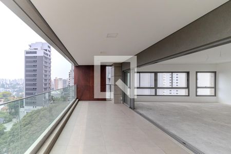 Apartamento à venda com 520m², 4 quartos e 3 vagas Apartamento à venda com 520m², 4 quartos e 3 vagasVaranda da Suíte 1