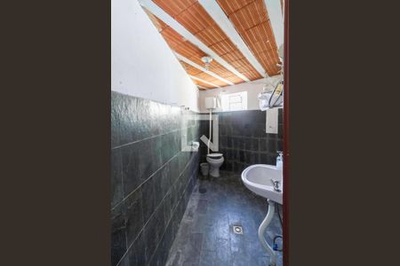 Casa à venda com 203m², 2 quartos e 4 vagasEdícula 1 - Banheiro socia