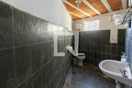 Casa à venda com 203m², 2 quartos e 4 vagasEdícula 1 - Banheiro social 