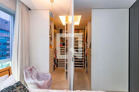 Apartamento à venda com 176m², 3 quartos e 3 vagas Apartamento à venda com 176m², 3 quartos e 3 vagasCloset da suíte