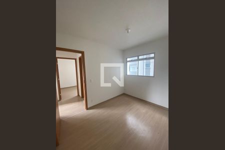 Quarto de apartamento à venda com 2 quartos, 48m² em Chácaras Califórnia, Contagem