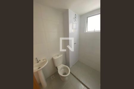 Banheiro de apartamento à venda com 2 quartos, 48m² em Chácaras Califórnia, Contagem
