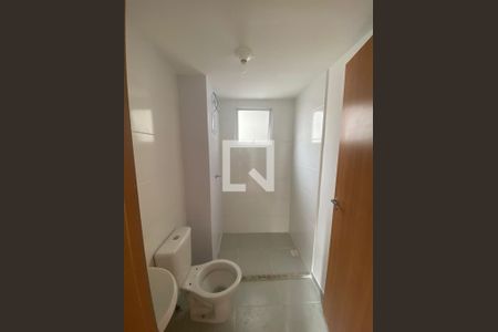 Banheiro de apartamento à venda com 2 quartos, 48m² em Chácaras Califórnia, Contagem