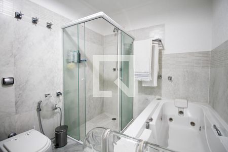 Casa à venda com 482m², 4 quartos e 5 vagas Casa à venda com 482m², 4 quartos e 5 vagasBanheiro da Suíte 1