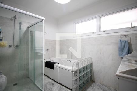 Casa à venda com 482m², 4 quartos e 5 vagas Casa à venda com 482m², 4 quartos e 5 vagasBanheiro da Suíte 1