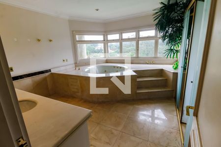 Casa à venda com 650m², 4 quartos e 6 vagasBanheiro da Suíte 1