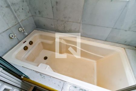 Casa à venda com 650m², 4 quartos e 6 vagasBanheiro da Suíte 2 - banheira