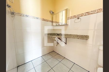 Casa de condomínio à venda com 150m², 3 quartos e 2 vagasBanheiro 2