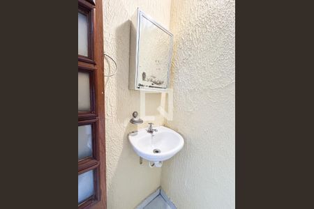 Casa de condomínio à venda com 150m², 3 quartos e 2 vagasLavabo