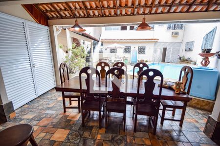 Casa à venda com 353m², 5 quartos e 6 vagasÁrea gourmet