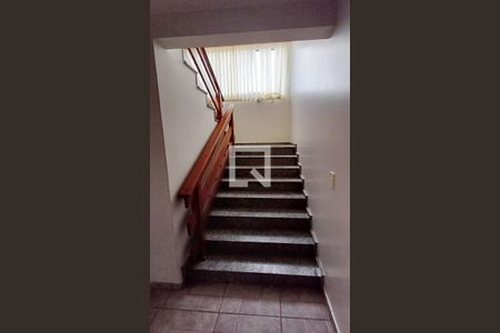 Casa para alugar com 456m², 3 quartos e 4 vagasEscada 