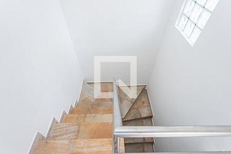 Casa para alugar com 120m², 2 quartos e 2 vagasEscada