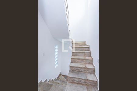 Casa para alugar com 120m², 2 quartos e 2 vagasEscada