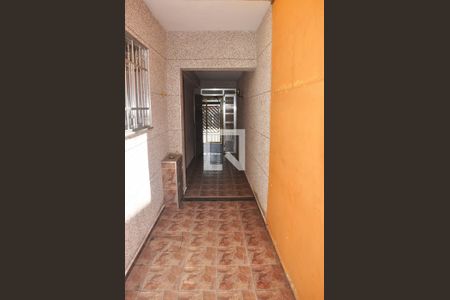 Casa à venda com 130m², 3 quartos e 2 vagasDetalhe - Corredor Externo