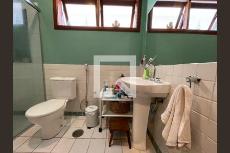 Casa à venda com 157m², 5 quartos e 2 vagas Casa à venda com 157m², 5 quartos e 2 vagasBanheiro Social