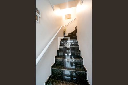 Casa à venda com 75m², 2 quartos e 2 vagasEscada