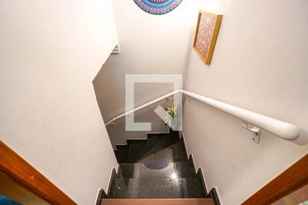 Casa à venda com 75m², 2 quartos e 2 vagasEscada