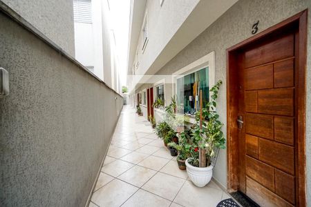 Casa à venda com 75m², 2 quartos e 2 vagasCorredor externo