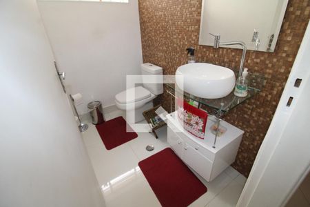 Casa à venda com 180m², 4 quartos e 3 vagasBanheiro 1