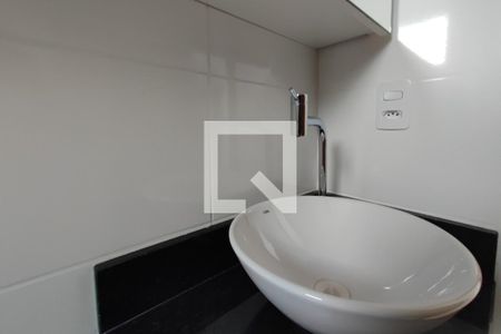 Banheiro de apartamento à venda com 2 quartos, 43m² em Parque Industrial, Campinas