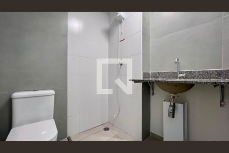 Banheiro de kitnet/studio para alugar com 1 quarto, 27m² em Pinheiros, São Paulo