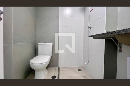 Banheiro de kitnet/studio para alugar com 1 quarto, 27m² em Pinheiros, São Paulo