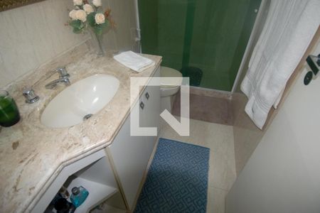 Banheiro social de apartamento à venda com 3 quartos, 114m² em Jardim Guanabara, Rio de Janeiro